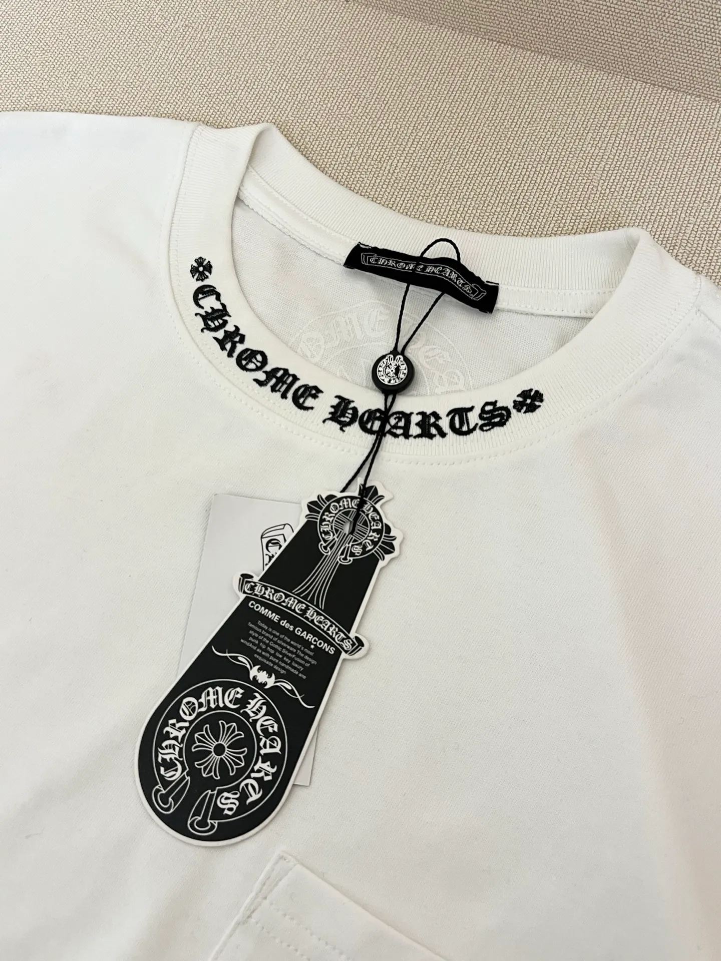 P220 Size: S/M/L/XL Black/White Unisex Chrome Hearts black arm collar Sanskrit long-sleeved T-shirt, simple and classic, highly recommended for inner wear. The material is very skin-friendly and a super good-looking T-shirt. It is perfect whether worn as inner wear or alone. The printed neckline design is full of personality ~ ⚠️Washing method: Dry clean or fast machine wash in cold water on the inside out and dry naturally! Avoid soaking in warm water